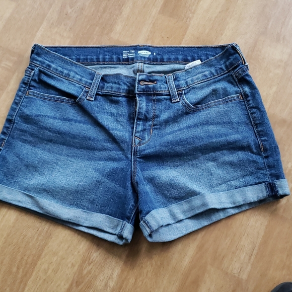Old Navy Pants - Old Navy women's shorts size 6 semi fitted